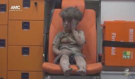 #صورة الطفل عمران الذي أنقذ من بين الركام في #حلب تشعل مواقع التواصل الاجتماعي وتصدم العالم . 

#عمران_من_تحت_الركام