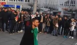 #شاهد .. مظاهرة في مدينة زاربروكن مدينة الألمانية تضامنا مع #حلب التي تتعرض للمجازر على يد قوات بشار الاسد وحلفائه من الروس ومليشيات إيرانية .
#حلب_تباد