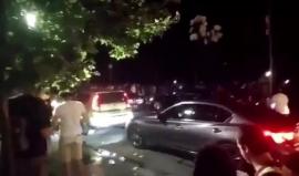 #شاهد| جنون #البوكيمون .. في حديقة ظهربها #بوكيمون نادر، حيث ترك البعض سياراتهم وذهبوا لإلتقاطه.