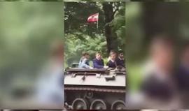 #فيديو طالب بريطاني يأتي إلى حفل تخرجه على متن دبابة