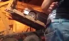 #شاهد قوات الاحتلال تستولي على مركبة لأحد المواطنين خلال اقتحامها مدينة دوار جنوب الخليل ليلا