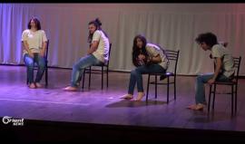 مسرحية صامته تجسد معاناة السوريين عبر ايماءات الجسد