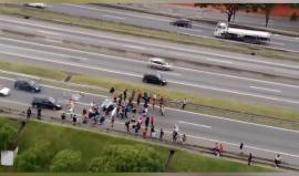 #شاهد سائق سيارة يدهس مجموعة من المتظاهرين في ساو باولو بالبرازيل