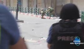 #شاهد | سقوط مدوي " أرض أرض " لجندي صهيوني خلال المواجهات مع الشبان في منطقة باب الزاوية بالخليل اليوم.

تصوير: هشام أيو شقرة