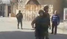 #شاهد قوات الاحتلال تعترض طلاب المدارس على مفرق طارق بن زياد في الخليل . 
تثصوير رائد ابو رميلة