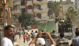 فيديو - لحظة خروج المدنيين من حي الوعر المحاصر إلى ريف حمص الشمالي