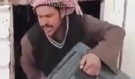 الحادثة الثانية .. يمني يحطم تلفازه بسبب