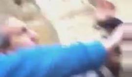 #شاهد .. قوات الاحتلال تعتدي على طبيب حاول مساعدة الشاب الذي أطلقت عليه النار في منطقة باب الاسباط بالقدس المحتلة .