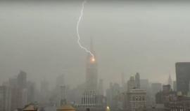 #شاهد لحظة ضرب صاعقة مبنى الإمباير ستيت ناطحة سحاب في مدينة نيويورك بالولايات المتحدة الأمريكية مساء الاثنين
