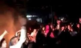 "يا يهود يا يهود جيش محمد بدأ يعود".. هتاف عشرات المواطنين في مخيم المغازي وسط غزة الذين خرجوا بمسيرات عفوية احتجاجا على قرار ترامب
#القدس_عاصمة_فلسطين