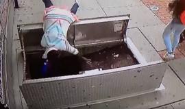 #شاهد إمرأة تسقط في حفرة أثناء استخدامها الهاتف في ولاية نيوجيرسي الأمريكية