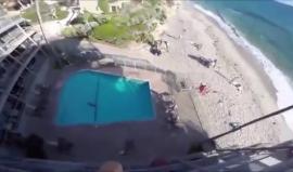 #شاهد مغامـر مجنون يقفـز من سطح فندق إلى بركة السباحة !