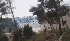 #شاهد قوات الاحتلال تطلق قنابل الغاز السام على كلية فلسطين التقنية قرب مخيم العروب بطولكرم اليوم.