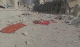 المشاهد الأولى لمجزرة أرتكبها طيران الأسد بالقصف على حي جب القبة في #حلب المحاصرة، وراح ضحيتها نحو 25 شهيدا وجرحى خلال نزوحهم من الأحياء الشرقية إلى الغربية صباح اليوم