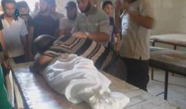 #سوريا: أب يودع ابنه الذي قضى بغارة لطيران النظام على قرية الفرحانية بريف حمص