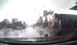 #شاهد زوبعة قوية تضرب بلدة في فيتنام