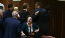 #فيديو شجار بين النائب العربي في الكنيست حنين الزعبي والمتطرف الصهيوني "آرون حزان" خلال جلسة عقدها "الكنيست الإسرائيلي" مساء أمس