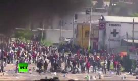 #شاهد قتلى وجرحى في اشتباكات بين محتجين والشرطة في المكسيك

وتأتي هذه المواجهات بعد عدة أيام من سيطرة أنصار اتحاد مدرسين منشق على طريق رئيسي قرب بلدة تبعد 80 كيلومترا شمال غربي واهاكا سيتي عاصمة ولاية واهاكا المكسيكية.

وفي مطلع الأسبوع الماضي اعتقلت الشر