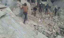 لحظة قصف الطيران الحربي للأحياء السكنية في بلدة الدانا بريف ادلب