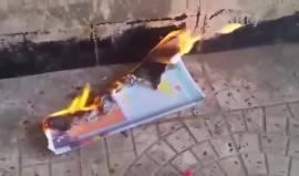 وزارة التربية قررت سحب النسخ المطبوعة .. 
نشطاء جزائريون يدعون لحملة تمزيق كتاب الجغرافيا لإحتوائه على خريطة تعترف بدولة "إسرائيل" بدلاً من #فلسطين