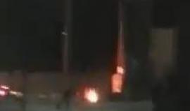 #شاهد شبان يلقون زجاجات حارقة صوب برج عسكري اسرائيلي في مخيم شعفاط بالقدس ليلا