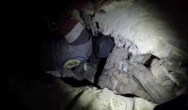 لحظة انتشال طفلة على قيد الحياة من تحت أنقاض منزلها الذي دمّرته غارات طيران النظام السوري على بلدة #مسرابا بريف دمشق