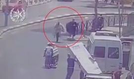 فلسطينية تطارد إسرائيلي وتصيبه بعد طعنه في منطقة باب العامود بالقدس المحتلة اليوم