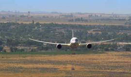 #شاهد حركات بهلوانية تحبس الأنفاس من طائرة ضخمة!

نادرا ما تقوم طائرات الركاب الضخمة بتنفيذ حركات بهلوانية في الجو، غير أن قائد طائرة "بوينغ 787" التابعة لشركة الطيران اليابانية قرر المغامرة من خلال حركات تحبس الأنفاس