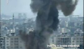 اعلام الاحتلال ينشر لحظة تنفيذ غارة من الطائرات الحربية الإسرائيلية على موقع فلسطين التابع للمقاومة شمال قطاع #غزة