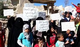 السوريات في مدينة #عندان بريف #حلب الشمالي يتظاهرن بعد عام من التدخل الروسي 
تصوير: عدنان مدلج