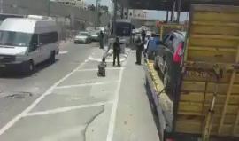 #شاهد لحظة اعتقال قوات الاحتلال فتاة (14 عاما) على حاجز قلنديا شمال القدس، بدعوى حيازتها سكينا، بعد رشها بغاز الفلفل.