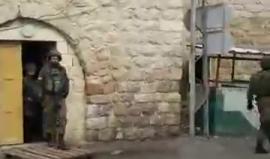 #فيديو جيش الاحتلال يقتحم المدرسة الابراهيمية ومنازل المواطنين قرب المسجد الابراهيمي في الخليل

تصوير: رائد أبو رميلة
