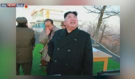 هكذا يستعد كيم جونغ أون لمهاجمة القواعد الأميركية 

أظهرت صورا فوتوغرافية، عرضها تلفزيون "كي. آر. تي" الرسمي في كوريا الشمالية، الثلاثاء، زعيم البلاد كيم جونغ أون وهو يشرف على تجربة إطلاق أربعة صواريخ.