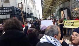 #شاهد  سيدة جزائرية من مظاهرة اليوم وسط العاصمة الفرنسية باريس نصرة للقدس ورفضا لقرار ترامب إعلانها عاصمة للكيان الإسرائيلي. 
#القدس_عاصمة_فلسطين