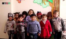 تقرير: حراس للطفولة في الغوطة الشرق

رغم أجواء القصف والموت، تمكنت شبكة حراس من تركيز جهودها على حماية الطفولة في الغوطة الشرقية، فكانت عونا كبيرا للعديد من الأطفال الذين شهدوا أحداثا مأساوية سببها قصف النظام على المنطقة