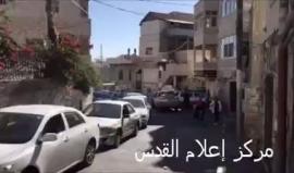 ازدحامات مرورية خانقة في قرية العيساوية بسبب الحواجز التي نصبها الاحتلال على مداخل القرية في القدس المحتلة