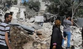 أم تبكي ابنتها التي قتلت جراء سقوط الصواريخ على منزلها بمدينة كفرلاها شمال حمص