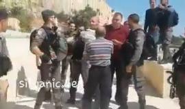 #شاهد لحظة اعتقال قوات الاحتلال المقدسي خالد الزير عقب الاعتداء عليه في مقبرة الرحمة بالقدس