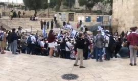 المستوطنون يحتشدون في منطقة باب العامود بالقدس المحتلة احتفالاً بنقل السفارة الأمريكية إلى القدس غداً