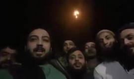 ثوار حلب يلتقطون سيلفي خلال قصف المدينة بالفسفور.. شاهد ماذا قالوا ؟