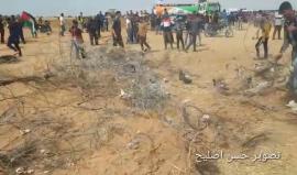 #فيديو شبان يسحبون السياج الشائك الذي وضعه الاحتلال شرق خانيونس 

تصوير: حسن اصليح