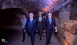 #شاهد| نتنياهو يجري جولة داخل الأنفاق التهويدية أسفل حائط البراق في #القدس المحتلة