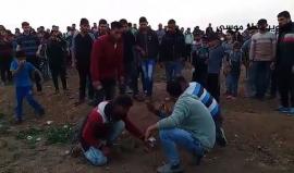 شبان يعيدون القاء قنابل الغاز التي يلقيها جيش الاحتلال على المتظاهرين ولم تنفجر صوب جنود الاحتلال
تصوير: معاذ موسى