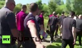 #شاهد "كريستيانو رونالدو" يرمي مايكرفون صحفي برتغالي إلى بحيرة قريبة بعد أن سأله عن مواجهة هنغاريا