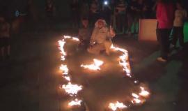 رغم جراحهم .. 
فلسطينيوا مخيم اليرموك ينضمون وقفة تضامنية مع الأسرى الفلسطينيين في سجون الاحتلال