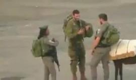 #شاهد جنود الاحتلال يسرقون حماراً من فتى فلسطيني في الخليل اليوم.
تصوير منال الجعبري