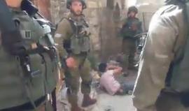 رغم بكائه .. 

#شاهد جنود الاحتلال يحتجزون طفلا فلسطينيا يوم أمس في الخليل