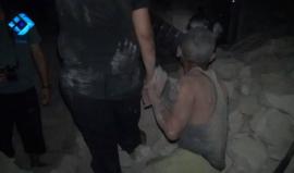 اللحظات الأولى لمجزرة التي ارتكبها الطيران الحربي في #حلب_القديمة والتي راح ضحيتها 7 شهداء كحصيلة أولية بينهم أربعة أطفال وإمرأتان 
وكالة ثقة 
#حلب #سوريا