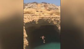 #فيديو سقوط رجل على قارب للسياح بعدما حاول القفز في الماء