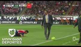 بالفيديو مدرب يعرقل لاعب الخصم